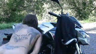 Une jeune femme sexy en train de jouir sur sa moto