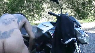 Une jeune femme sexy en train de jouir sur sa moto