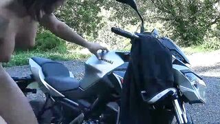 Une jeune femme sexy en train de jouir sur sa moto