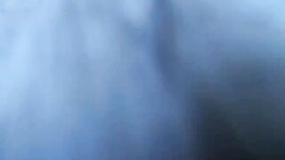 Vicalouqua masturbe sa chatte poilue en exterieur