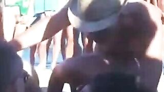 Echangismes sur une plage du sud de la france