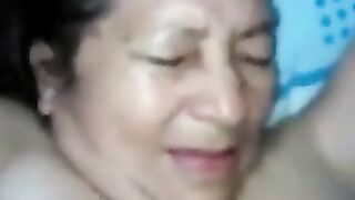 Il se tape une vieille grand mere poilue