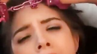 Jeune fille tres mignonne aime bien le sexe pervers