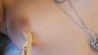 Jeune fille tres mignonne aime bien le sexe pervers