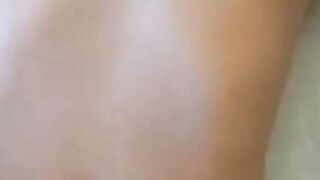 Jeune fille tres mignonne aime bien le sexe pervers