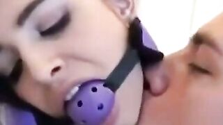 Jeune fille tres mignonne aime bien le sexe pervers
