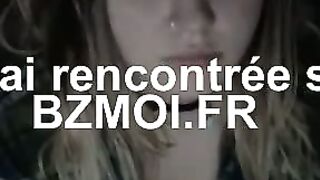 Ma copine de classe me montre ses gros seins