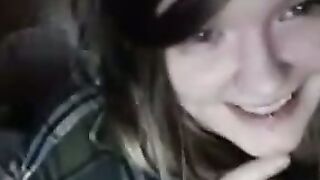 Ma copine de classe me montre ses gros seins