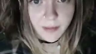 Ma copine de classe me montre ses gros seins
