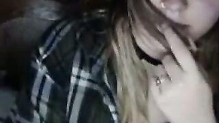 Ma copine de classe me montre ses gros seins