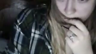 Ma copine de classe me montre ses gros seins