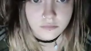 Ma copine de classe me montre ses gros seins