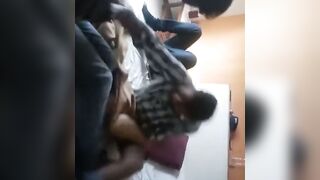 Amigos brincalhões: dois gays sarados em ação amadora