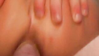 Jolie blonde se laisse tripoter les nichons et baiser