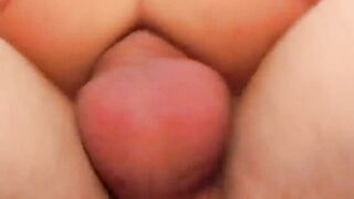 Jolie blonde se laisse tripoter les nichons et baiser