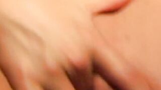 Jolie blonde se laisse tripoter les nichons et baiser