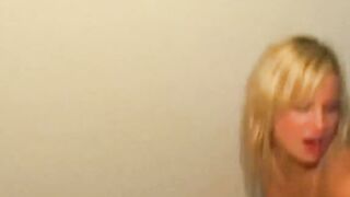 Jolie blonde se laisse tripoter les nichons et baiser