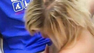 Jolie blonde se laisse tripoter les nichons et baiser