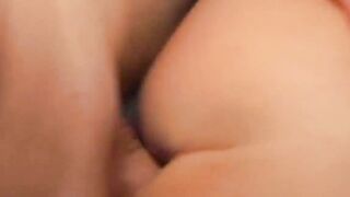 Jolie blonde se laisse tripoter les nichons et baiser