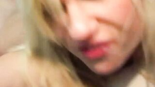 Jolie blonde se laisse tripoter les nichons et baiser