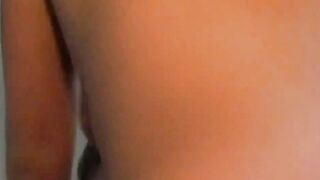 Jolie blonde se laisse tripoter les nichons et baiser