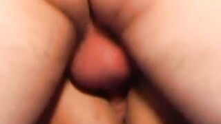 Jolie blonde se laisse tripoter les nichons et baiser