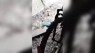 私の親友は私に自転車の車輪で熱いマッサージをしてくれます、彼は私自身を見るのが大好きです、私の精子が自転車の車輪に垂れてきます、そして私たちは二人とも_1