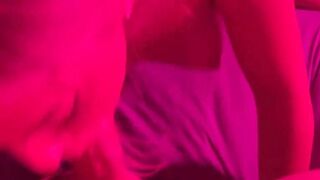 Un couple d amateurs a une relation a trois avec une fille