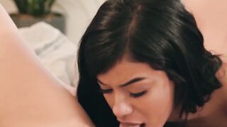 Dykes Gia Derza and Savannah Sixx go for scissoring session