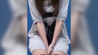 Beautiful Japanese babe fills bowl with her hot yellow piss