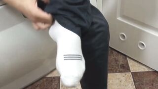Sexz bare feet twink Dan masturbates his cock in kinky solo