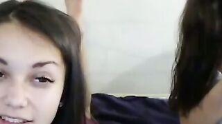 Jeunes salopes se font une webcam sexe