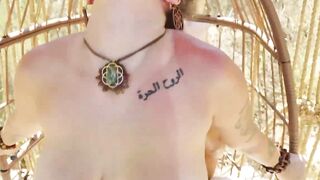 LA YOUNG HIPPY LA PLUS DÉFICILE DU MONDE EST PRÊTE À TE DONNER LA MêLE DE SA VIE