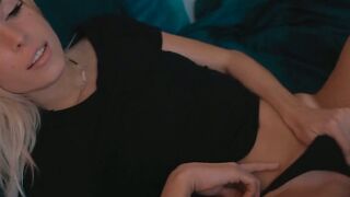 Lorsqu elle se masturbe elle le fait avec sa sensualite habituelle