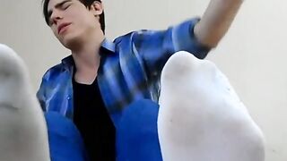 The giant roommate Aidan Valentine knows youâd get horny over his nasty feet