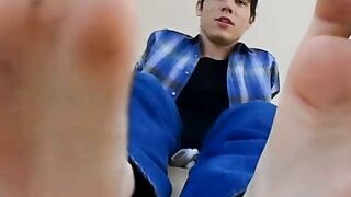 The giant roommate Aidan Valentine knows youâd get horny over his nasty feet