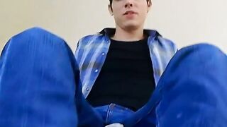 The giant roommate Aidan Valentine knows youâd get horny over his nasty feet