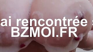 Subrina lucia mousse ses gros nichons dans le bain