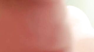 Subrina lucia mousse ses gros nichons dans le bain
