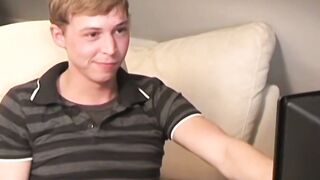 Pretty amateur teenager Timmy Slater masturbates solo