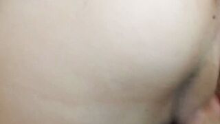 Blonde aux seins nus pour masturber sa chatte bien rasee