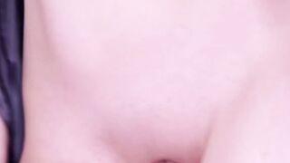 Cette chatte rasee merite une bonne masturbation avec vibromasseur