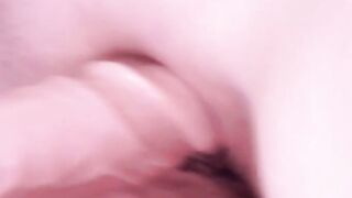 Cette chatte rasee merite une bonne masturbation avec vibromasseur