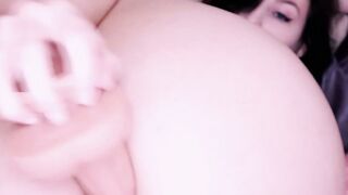 Cette chatte rasee merite une bonne masturbation avec vibromasseur