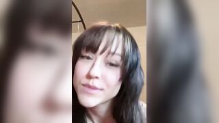 Jeune avec vibromasseur essayant differents vetements