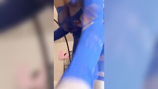 Jeune avec vibromasseur essayant differents vetements