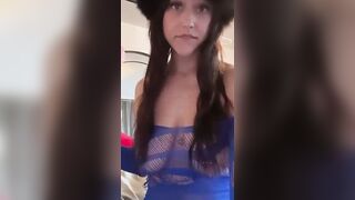 Jeune avec vibromasseur essayant differents vetements