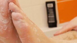 Twink showers and massages his feet before jerking off