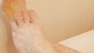 Twink showers and massages his feet before jerking off