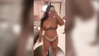 Aquela bunda, grandre e gorda rebolando bem na minha frente